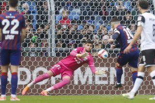 Saipi retient le penalty de Shaqiri KEYSTONE/PETER KLAUNZER