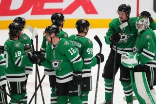 Lian Bichsel (deuxième depuis la droite) et Dallas ont encore gagné contre Vancouver. KEYSTONE/AP/Julio Cortez