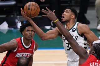 Clint Capela (à droite) est sorti du banc pour aider les Rockets à contrecarrer les plans de "Giannis" (avec le ballon). KEYSTONE/AP/Morry Gash