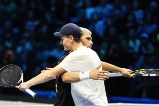 Carlos Alcaraz et Jannik Sinner se sont entraînés ensemble vendredi à Turin, avant l'explication finale. KEYSTONE/AP/Marco Alpozzi