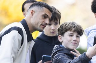 Granit Xhaka s'est prêté au jeu des selfies à son arrivée à Lausanne. KEYSTONE/CYRIL ZINGARO