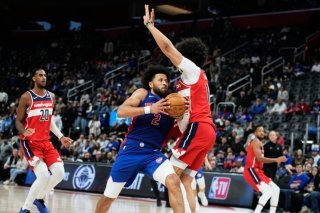 Kyshawn George, ici face à Cunningham, a été malheureux en fin de match contre les Pistons KEYSTONE/AP/Ryan Sun