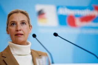 La patronne de l'AFD, Alice Weidel, est sortie du bois mardi pour critiquer un voyage prévu par ses élus en Russie (archives). KEYSTONE/EPA/CLEMENS BILAN