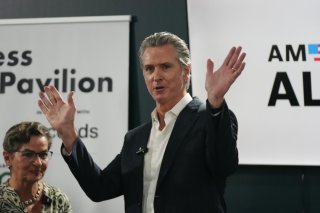 En l'absence de Donald Trump et de délégation officielle américaine à la COP30, Garry Newsom prend la lumière à Belém. KEYSTONE/AP/Fernando Llano