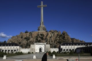 La basilique qu'a fait ériger France est couronnée d'une croix de 150 mètres de haut (archives). KEYSTONE/AP/MANU FERNANDEZ