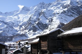 Pour le Centre du Haut-Valais, il faut encourager la construction de logements d'utilité publique dans les villages de montagne (ici Saas-Fee, photo d'illustration). KEYSTONE/LAURENT GILLIERON