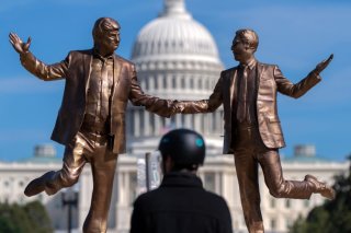 Cette installation artistique montre Donald Trump et Jeffrey Epstein main dans la main (archives). KEYSTONE/FR159526 AP/JOSE LUIS MAGANA