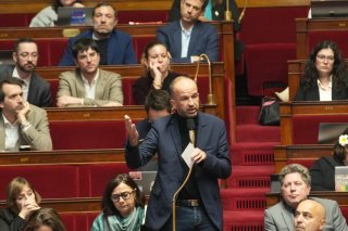 L'Assemblée nationale a voté la suspension de la réforme emblématique du second quinquennat d'Emmanuel Macron. KEYSTONE/AP/Christophe Ena
