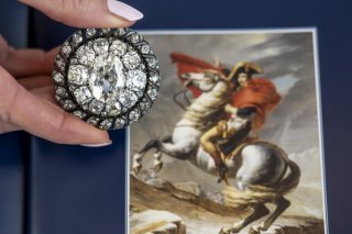 La broche faisait partie des effets personnels que l'empereur avait dû abandonner dans sa fuite dans la plaine de Waterloo. KEYSTONE/MARTIAL TREZZINI