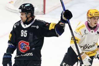 Jacob De la Rose a marqué un doublé mercredi face à Ajoie. KEYSTONE/PETER KLAUNZER