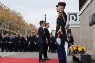 La première cérémonie a rendu hommage à Manuel Dias, première victime du 13-Novembre, tué quand trois kamikazes se sont fait exploser devant les portes du stade de France à Saint-Denis. KEYSTONE/EPA/LUDOVIC MARIN / POOL