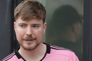 Mr Beast, de son vrai nom Jimmy Donaldson, a ouvert jeudi un parc d'attraction éphémère en Arabie saoudite (archives). KEYSTONE/AP/REBECCA BLACKWELL