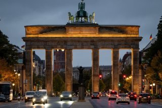 Des militants propalestiniens ont déployé une banderole jeudi sur la Porte de Brandebourg à Berlin (archives). KEYSTONE/DPA/FABIAN SOMMER