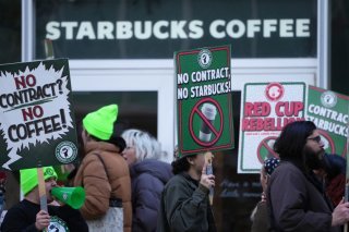 Des milliers de baristas se sont mis en grève jeudi pour protester contre leurs conditions de travail au sein de Starbucks. KEYSTONE/AP/Matt Slocum