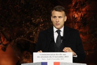Dans son discours, Emmanuel Macron a décrit la douleur "insensée, injuste, insupportable" des victimes du 13-Novembre. KEYSTONE/EPA/LUDOVIC MARIN / POOL
