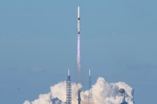 Le premier étage, ou propulseur, de la fusée New Glenn de Blue Origin s'est posé de manière contrôlée sur une barge en mer. KEYSTONE/AP/John Raoux