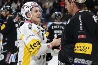 Killian Mottet et Reto Berra: anciens coéquipiers désormais adversaires KEYSTONE/PETER KLAUNZER