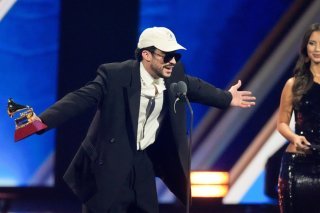 Bad Bunny va chanter à la mi-temps du Super Bowl, le 8 février en Californie. KEYSTONE/AP/Chris Pizzello
