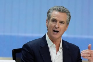 Gavin Newsom a fait adopter le 4 novembre une nouvelle carte électorale qui devrait permettre aux démocrates de gagner cinq sièges supplémentaires à la Chambre des représentants (archives). KEYSTONE/AP/Fernando Llano