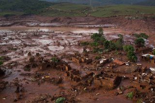 La rupture du barrage de Fundao, près de la ville de Mariana, avait fait 19 morts et causé d'énormes dommages à l'environnement (archives). KEYSTONE/AP/Felipe Dana