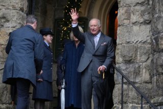 Le roi Charles III a fêté vendredi ses 77 ans au Pays de Galles où il était en déplacement. KEYSTONE/AP/Kin Cheung