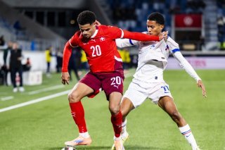 Zachary Athekame (à gauche) et la Suisse M21 ont obtenu un point face à la France KEYSTONE/JEAN-CHRISTOPHE BOTT