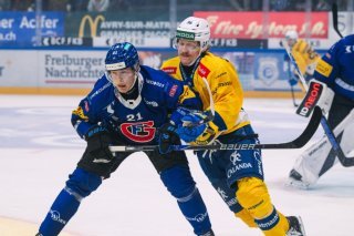 Borgström (à gauche) et Gottéron ont fait tomber le leader Davos vendredi KEYSTONE/© Adrien Perritaz