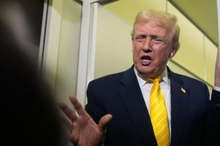 Donald Trump qui a tenté de clore le dossier Epstein réclame désormais une enquête. KEYSTONE/AP/Manuel Balce Ceneta