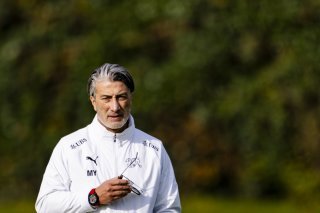 Murat Yakin et ses joueurs ont une occasion de se qualifier pour le Mondial. KEYSTONE/JEAN-CHRISTOPHE BOTT