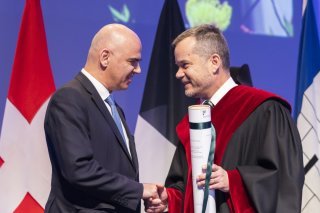 Alain Berset a favorisé une "collaboration solide et constructive entre la politique et la recherche". KEYSTONE/CYRIL ZINGARO