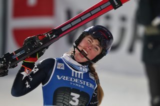 La joie de Mikaela Shiffrin après sa 102e victoire en Coupe du monde KEYSTONE/AP/Marco Trovati
