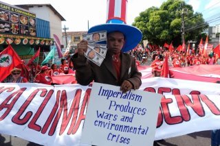 Des milliers de militants et d'indigènes rassemblés samedi à Belem pour une grande marche. KEYSTONE/AP/Fernando Llano