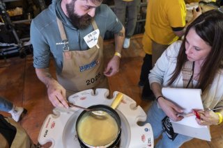 Près de 200 participants, dont 70% d'amateurs, ont participé samedi à la cinquième édition du Mondial de la fondue à Tartegnin (VD). KEYSTONE/LAURENT MERLET