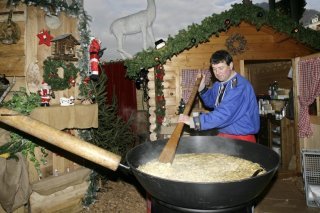 La tartiflette a été cuisinée dans six poêles de 2 m de diamètre (cliché symbolique/Keystone archives). KEYSTONE/SALVATORE DI NOLFI