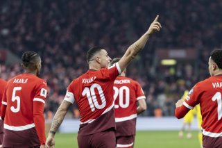 Granit Xhaka (no 10) et la Suisse veulent finir le travail au Kosovo. KEYSTONE/CYRIL ZINGARO
