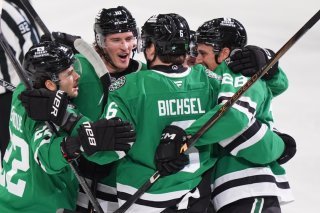Lian Bichsel (6) est félicité par ses équipiers après avoir ouvert la marque face aux Flyers KEYSTONE/AP/LM Otero