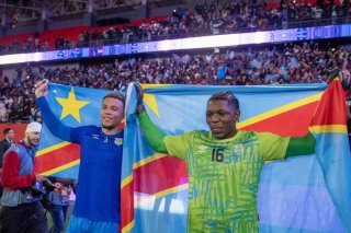 Timothy Fayulu (à droite) a été le héros de la qualification de la RD Congo pour les barrages intercontinentaux KEYSTONE/EPA/JALAL MORCHIDI