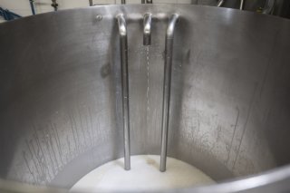 Les exploitations laitières sont passées de 39'900 en 2000 à 16'600 en 2024. (photo d’archives) Keystone/CHRISTIAN BEUTLER