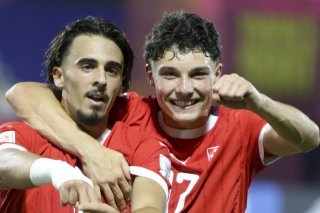 L'attaquant de Sion Adrien Llukes (à gauche) a inscrit le premier but de la Suisse M17 face à l'Irlande KEYSTONE/HUSSEIN SAYED