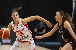 Nancy Fora (à gauche) et les Suissesses ont subi la loi de l'Autriche mardi KEYSTONE/ANDREAS BECKER