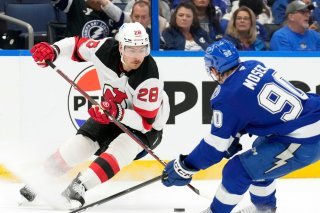 Moser (à droite) et Tampa Bay ont dominé les Devils de Timo Meier (à gauche) mardi KEYSTONE/AP/Chris O'Meara