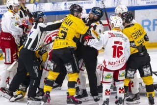 Un derby très disputé entre Ajoie et Bienne KEYSTONE/GEORGIOS KEFALAS