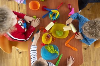 En Valais, la grande majorité des salaires des métiers de la petite enfance sont désormais conformes aux recommandations formulées par les autorités, selon une enquête (photo d'illustration). KEYSTONE/LAURENT GILLIERON