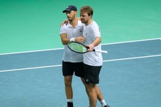 La paire de double allemande (Kevin Krawietz et Tim Puetz) a dû s'employer pour offrir la victoire à l'Allemagne. KEYSTONE/AP/Luca Bruno