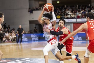 Selim Fofana (avec le ballon) et les Suisses n'ont rien pu faire face aux Turcs. KEYSTONE/CYRIL ZINGARO
