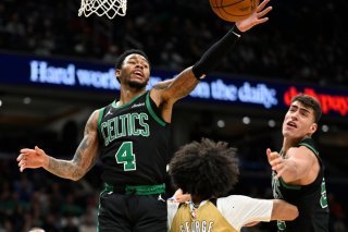 Kyshawn George (de dos) et les Wizards ont été battus de 45 points par Boston KEYSTONE/AP/John McDonnell