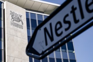 Le lait infantil concerné est destiné aux bébés de la naissance à l'âge de six mois (archives). KEYSTONE/JEAN-CHRISTOPHE BOTT