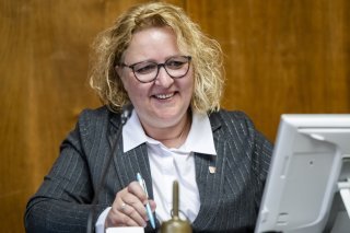 La voix de la présidente du Grand Conseil Patricia Constantin (PS) a été décisive lundi après-midi, lorsqu'une bonne partie de la droite s'est mobilisée contre la création de 20 EPT souhaitée par le Conseil d'Etat (archives). KEYSTONE/JEAN-CHRISTOPHE BOTT