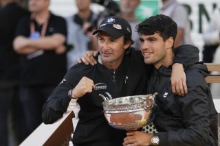 Carlos Alcaraz (à droite) et son entraîneur Juan Carlos Ferrero ont mis fin à leur collaboration après 7 ans. (Archives) KEYSTONE/AP/THIBAULT CAMUS