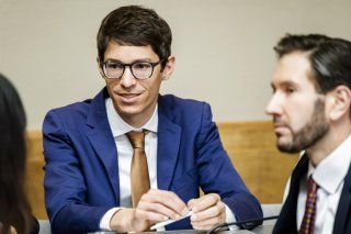 Le Conseil d'Etat a proposé le rejet de la motion proposée par le Centre du Valais romand (ici son chef de groupe Nathan Bender, de face). Le Grand Conseil l'a suivi (photo d'archives). KEYSTONE/JEAN-CHRISTOPHE BOTT